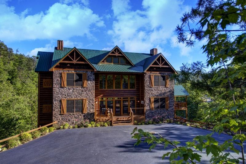 Exterior of Grand View Lodge team cabin in Pigeon Forge