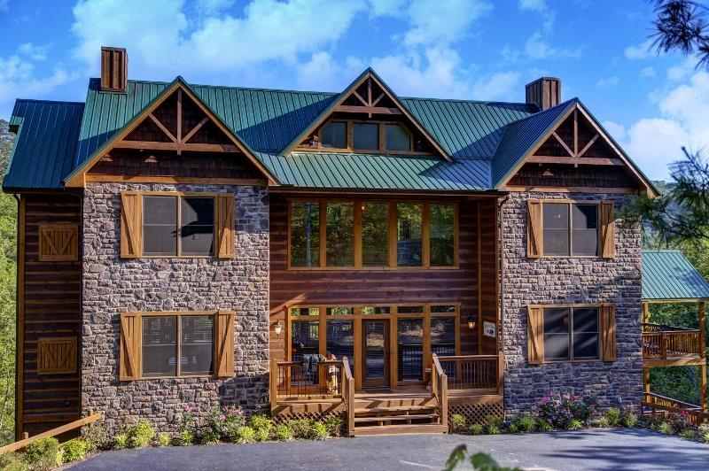 Exterior of Grand View Lodge group cabin in Pigeon Forge